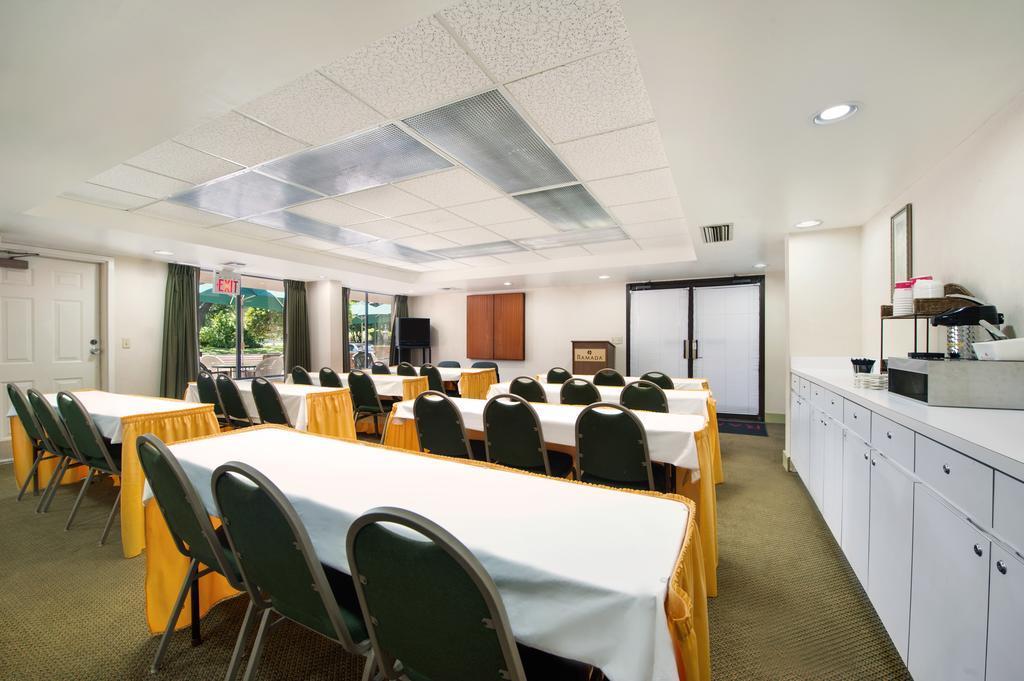 Ramada By Wyndham Temple Terrace/Tampa North Hotel Ngoại thất bức ảnh