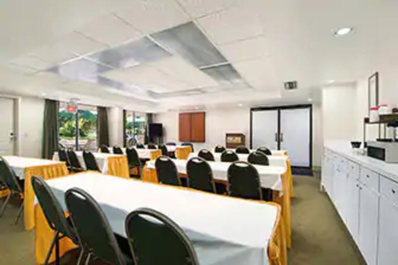 Ramada By Wyndham Temple Terrace/Tampa North Hotel Ngoại thất bức ảnh