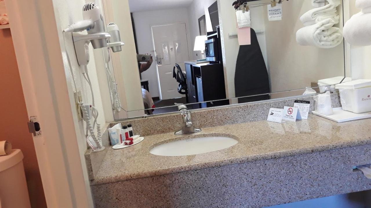 Ramada By Wyndham Temple Terrace/Tampa North Hotel Ngoại thất bức ảnh