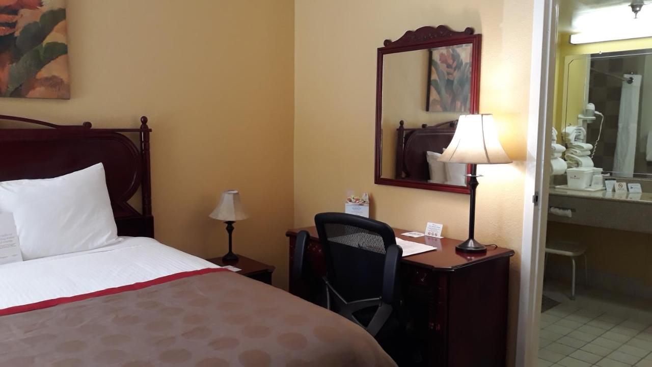 Ramada By Wyndham Temple Terrace/Tampa North Hotel Ngoại thất bức ảnh